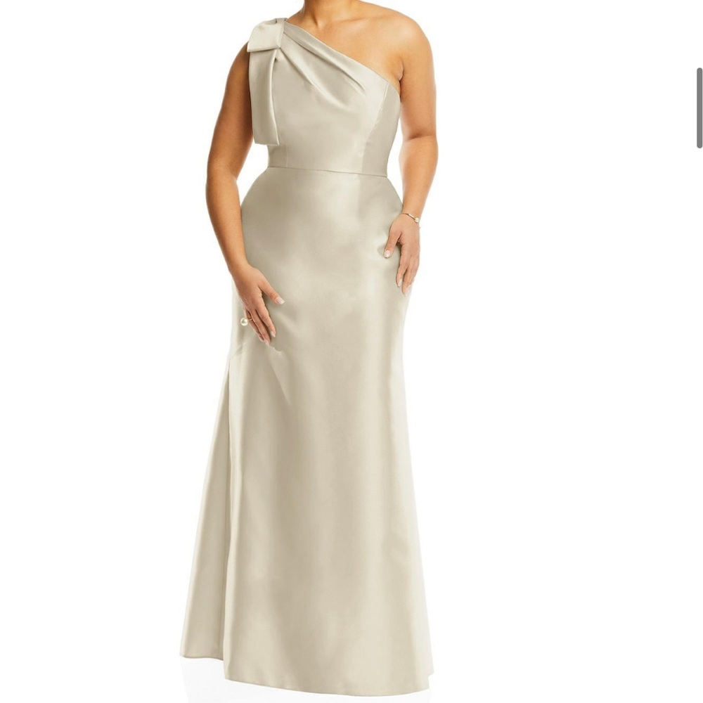 Bella Bridesmaids Alfred Sung D794 Dress in Champagne